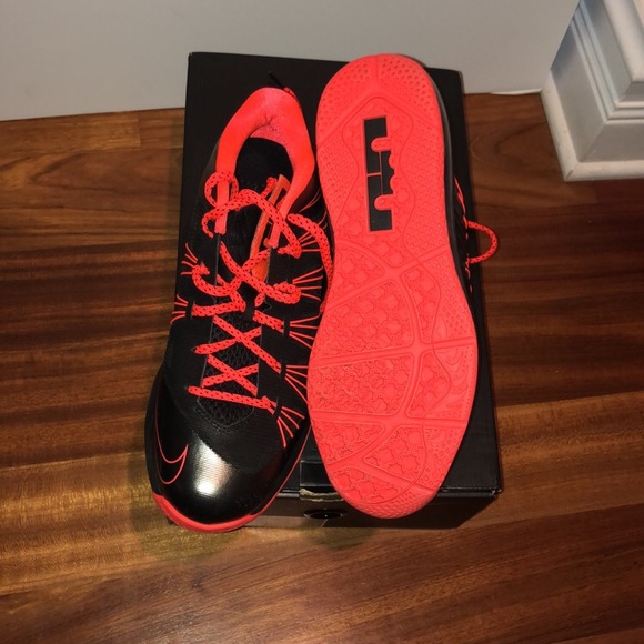 Lebrun low basketball shoe - Picture 4 of 5